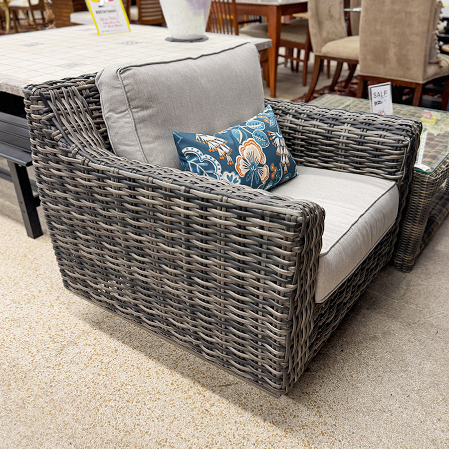 chair swivel OD waicker sunbrella cuahion 1 x pillow