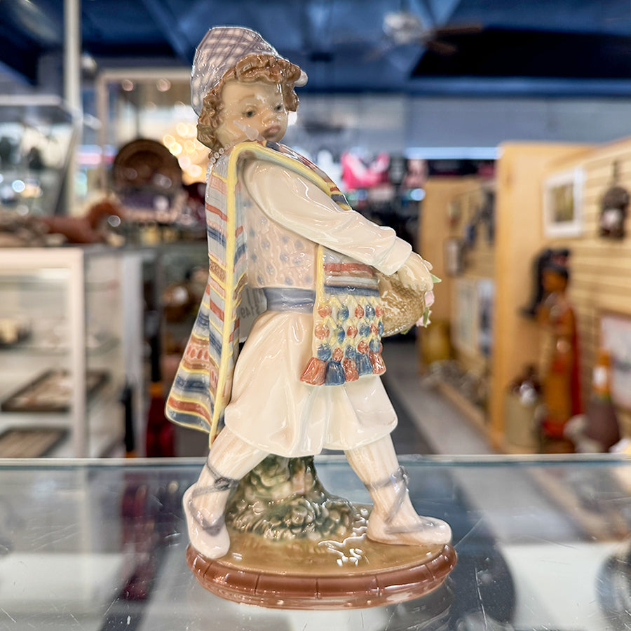 LLadro #1526 Valencian Boy w/ Flower Basket