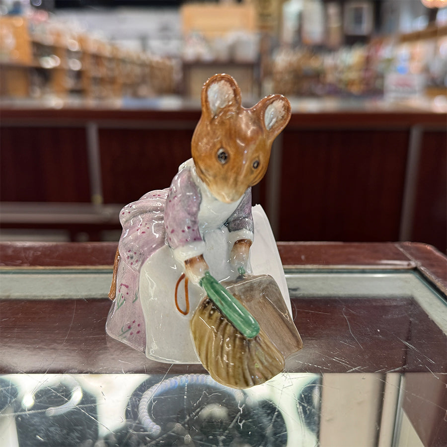 Beatrix Potter Beswick Hunca Munca Sweeping