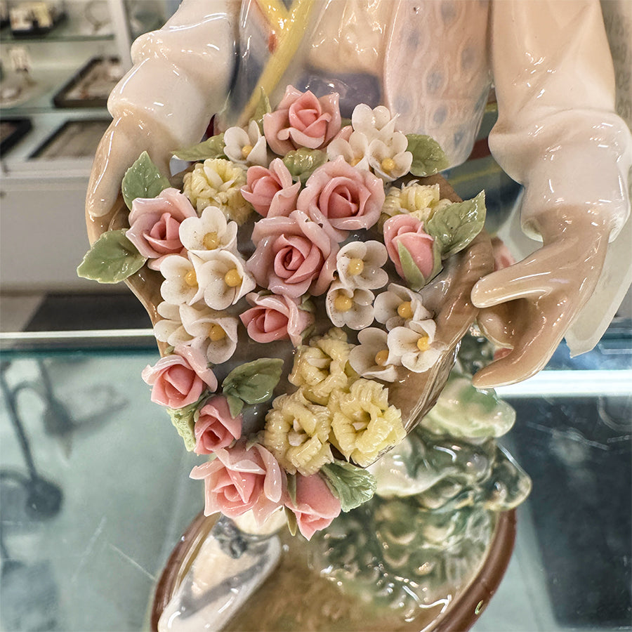 LLadro #1526 Valencian Boy w/ Flower Basket