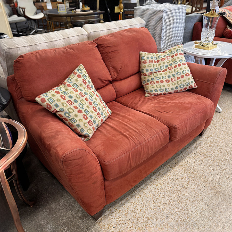 Loveseat-coral fabric, 2 pillows